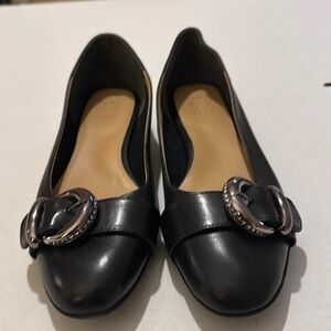 Naturalizer black flats with a buckle for decoration and all leather